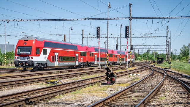 Policajti chytili vo vlaku prevádzačov. Spolu s nimi sa viezol aj mladistvý migrant