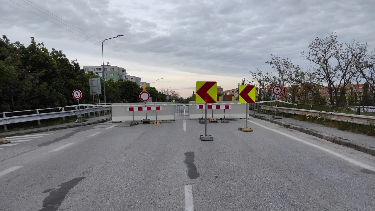 Most v Seredi sa mohol zrútiť, zastavili prejazd vlakov. Riešia priechod pre peších