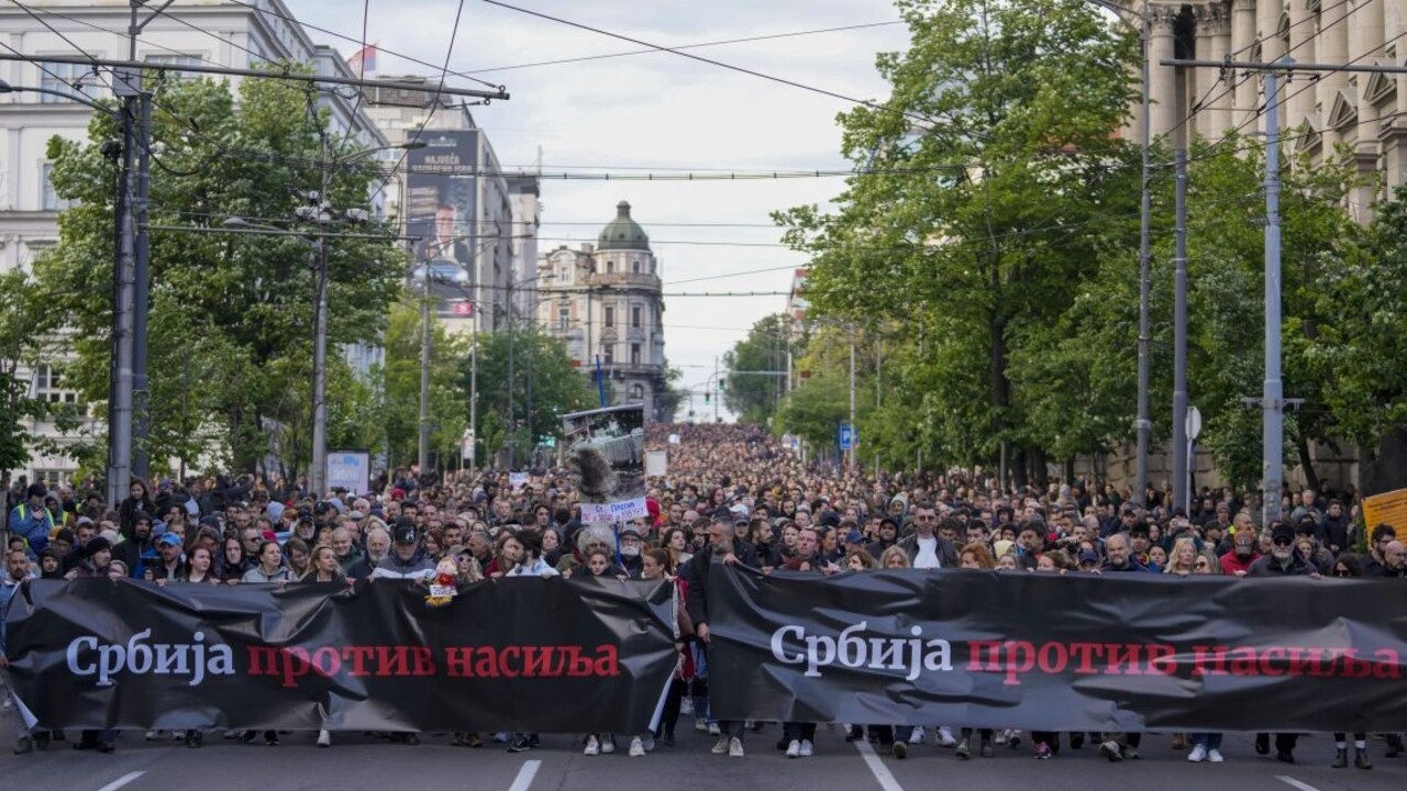 Belehrad je plný protestov proti násiliu v krajine. Policajti ich blokujú