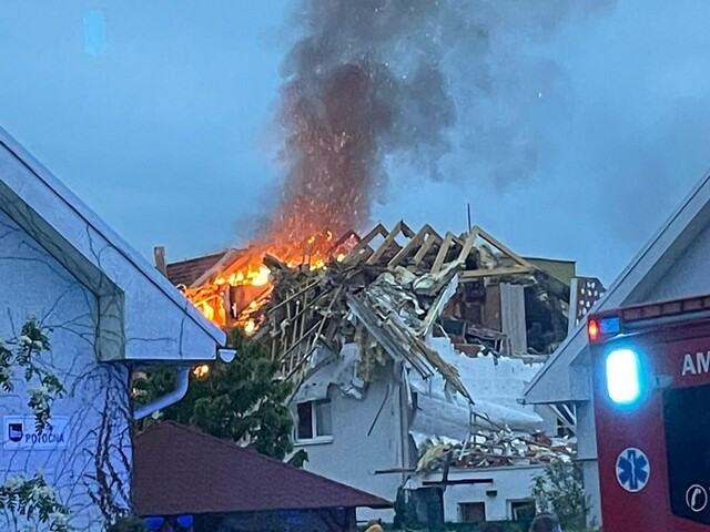 FOTO: V obci Biely Kostol vybuchol v bytovke plyn. Muž ho zrejme úmyslene pustil kvôli nešťastnej láske