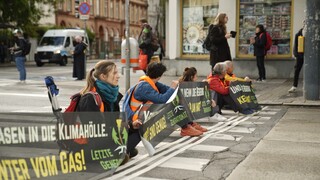 VIDEO: Klimatickí aktivisti blokovali vo Viedni dopravu, protestovali proti používaniu fosílnych palív