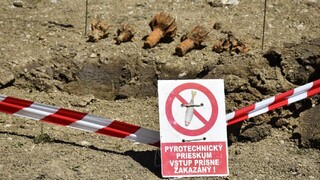 Dvaja muži v Prešovskom kraji našli počas kopania zeminy neznámy predmet a muníciu