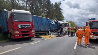 FOTO: Na diaľnici D2 sa stala vážna nehoda. Zrážka autobusu s kamiónom si vyžiadala desiatky zranených a jednu obeť
