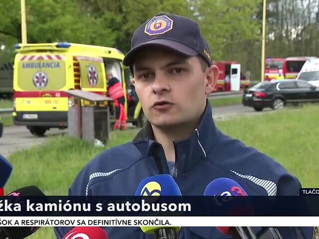 Zrážka kamióna s autobusom na diaľnici D2