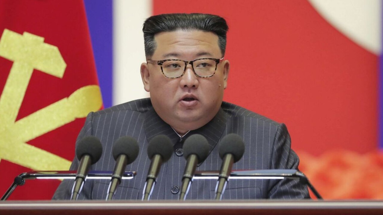 Severná Kórea postavila prvý vojenský špionážny satelit. Kim Čong-un si ho pochvaľuje