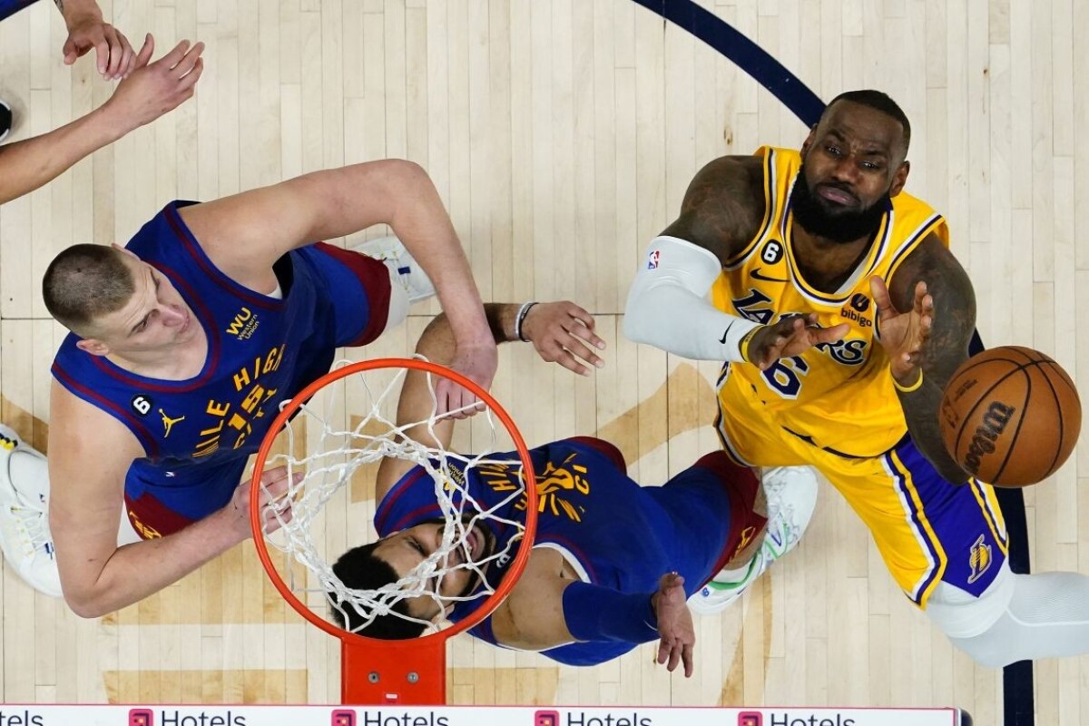 Denver Nuggets pivot Nikola Jokic a Los Angeles Lakers krídlo LeBron James