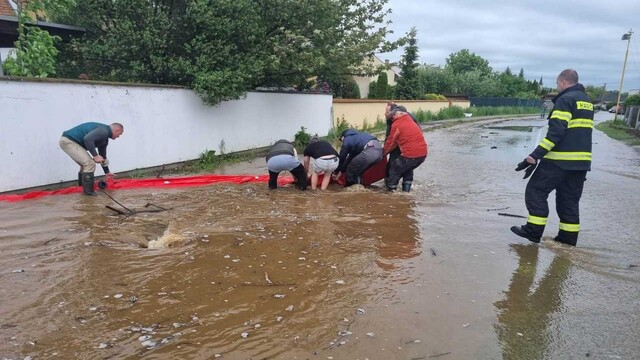 FOTO: Na Slovensku vyčíňajú výdatné dažde. V obci Malá Ida zatopilo ulice aj dvory