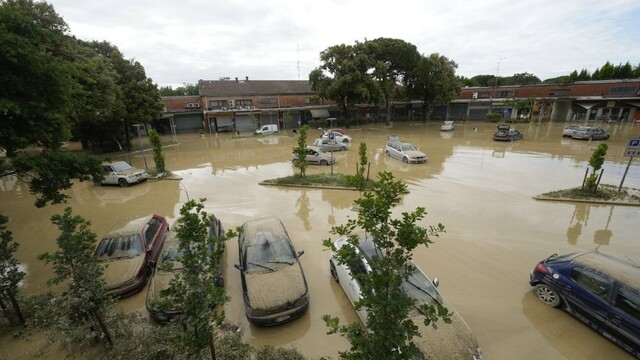 Taliansko počíta škody po smrtiacich záplavách. Úrady hlásia zosuvy pôdy, evakuujú obce