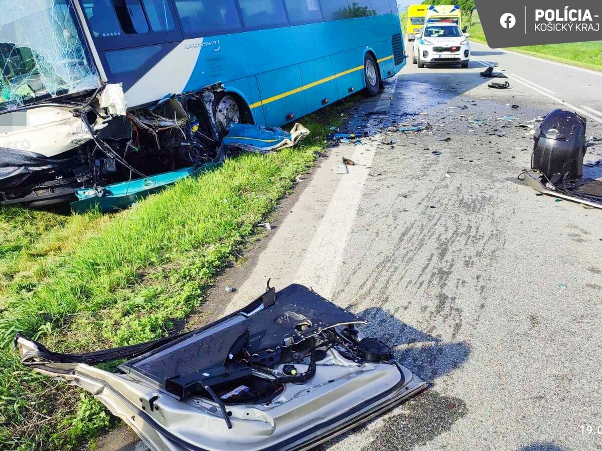 Na východe sa zrazil autobus s autom. Zahynul jeden človek, tri deti sú zranené