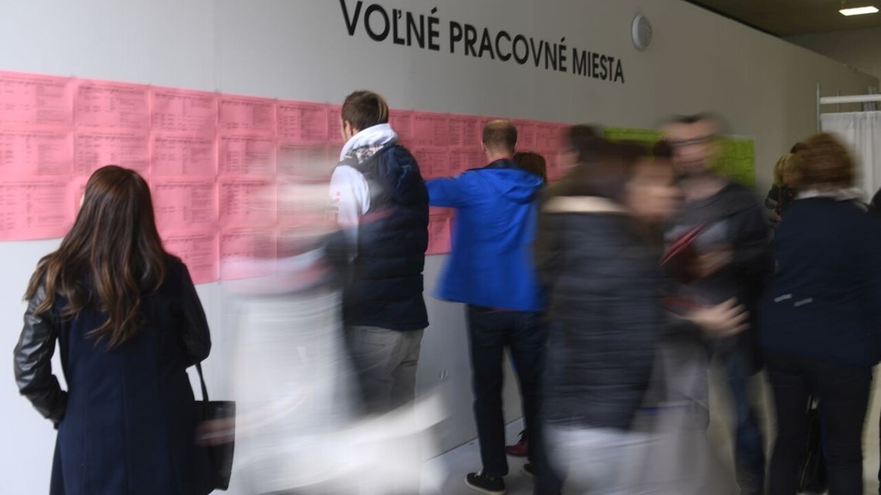 Nezamestnanosť výrazne poklesla. Príčinou sú zmeny v oblasti aktivačných prác