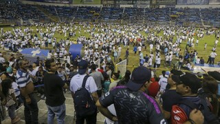 Na štadióne v Salvádore zasahovali vojaci i policajti. Pri tlačenici prišlo o život 12 ľudí