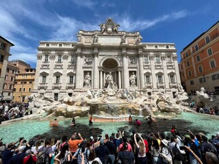 Z Fontány di Trevi musia vypustiť 300-tisíc litrov vody. Aktivisti do nej vyliali čiernu tekutinu