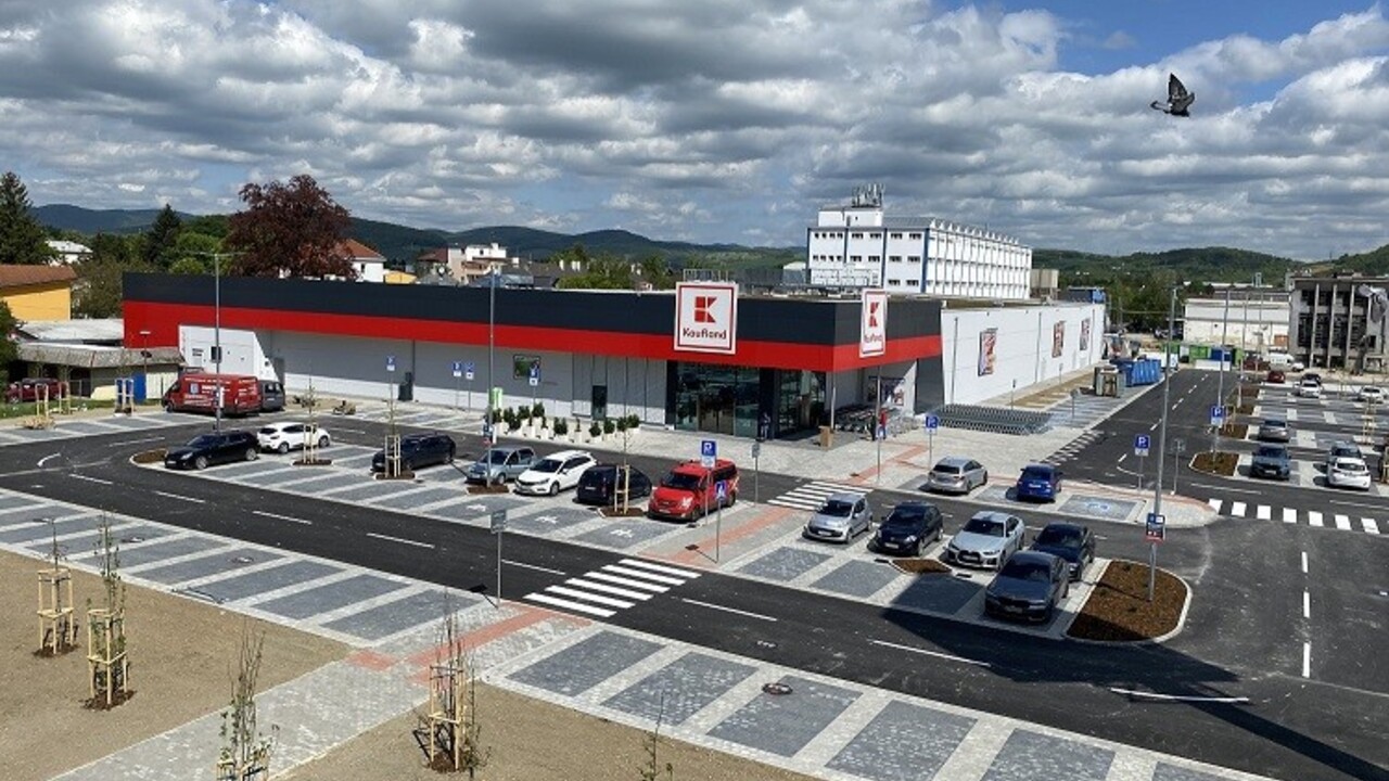 KAUFLAND OTVÁRA ĎALŠIU PREDAJŇU V TRENČÍNE, JE VÝNIMOČNÁ SVOJOU ZELENOU STRECHOU