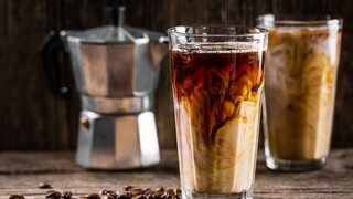 Bez kávy ani deň? Pripravte si tie najchutnejšie letné verzie s tonikom, zmrzlinou či džúsom