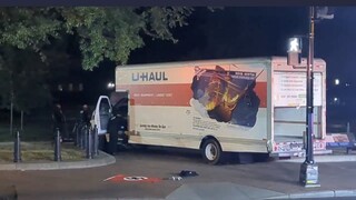 Vodič dodávky zrejme zámerne narazil do zábran pri Bielom dome, polícia prípad vyšetruje