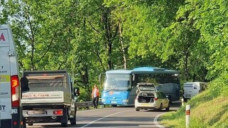 V Bojniciach sa zrazil autobus s autom. Cesta je opäť prejazdná v oboch smeroch