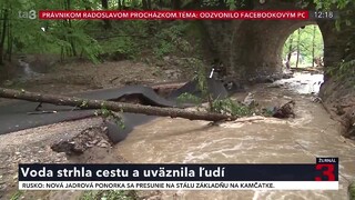 V okrese Poltár bojujú s následkami povodne. Voda strhla cestu a uväznila ľudí