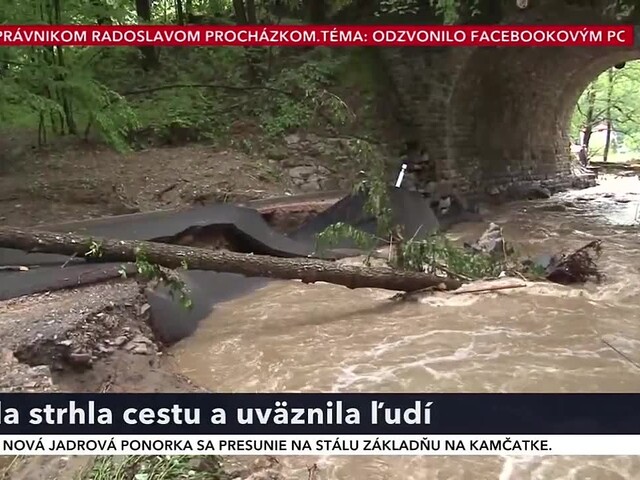 V okrese Poltár bojujú s následkami povodne. Voda strhla cestu a uväznila ľudí