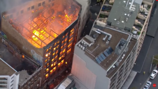 Budovu v hlavnom meste Austrálie zachvátil mohutný požiar, bojuje s ním vyše 100 hasičov