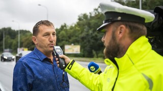Policajti si objednali obed, no ten nedorazil. Podnapitého kuriéra zastavila hliadka