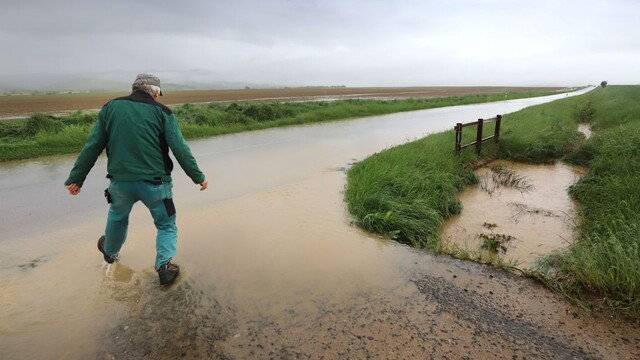 Zaplavený úsek cesty Očová - Dúbrava