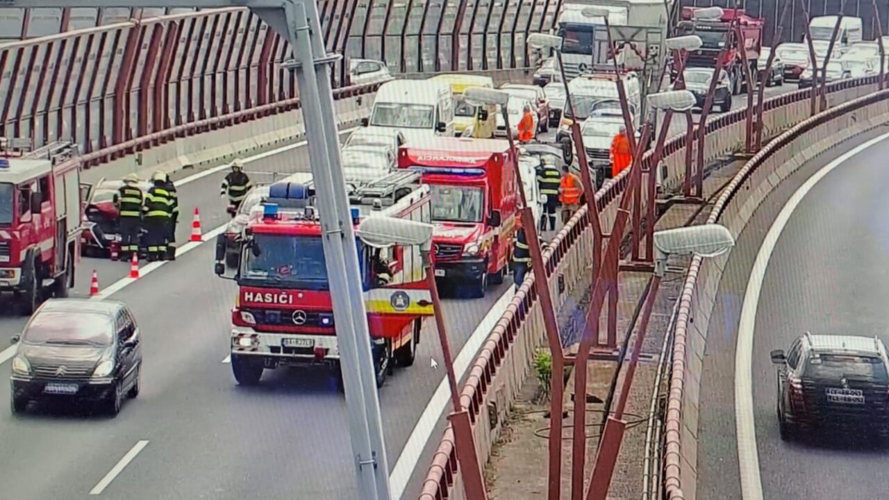 Na diaľnici pri bratislavskom letisku sa zrazili štyri autá. Jedno skončilo na streche, hlásia zranených