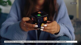 Herné zariadenie v štýle Rubikovej kocky má na všetkých stranách miniatúrne displeje