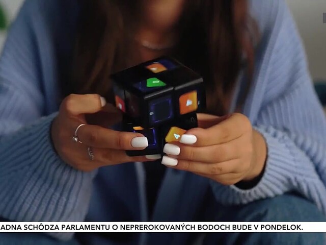 Herné zariadenie v štýle Rubikovej kocky má na všetkých stranách miniatúrne displeje