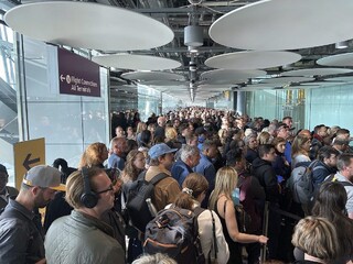 Cestujúci uviazli na britských letiskách. Zlyhali elektronické brány, pasažierov kontrolovali manuálne