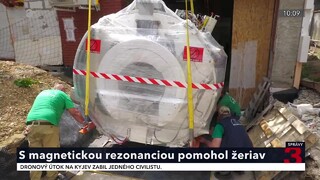 Trenčianskej nemocnici pribudne magnetická rezonancia. Jej dovoz si vyžiadal uzavretie cesty a žeriav