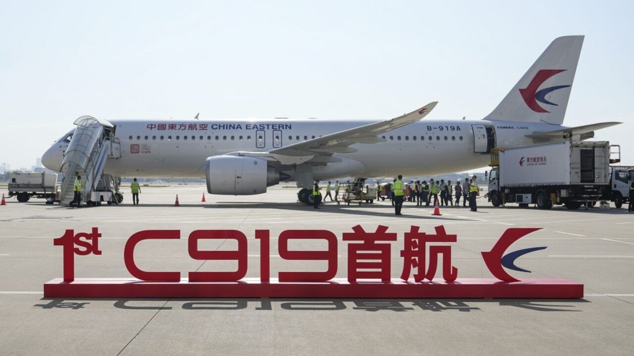 Čínske dopravné lietadlo domácej výroby absolvovalo svoj prvý let. Konkurovať má Boeingu 737 či Airbusu