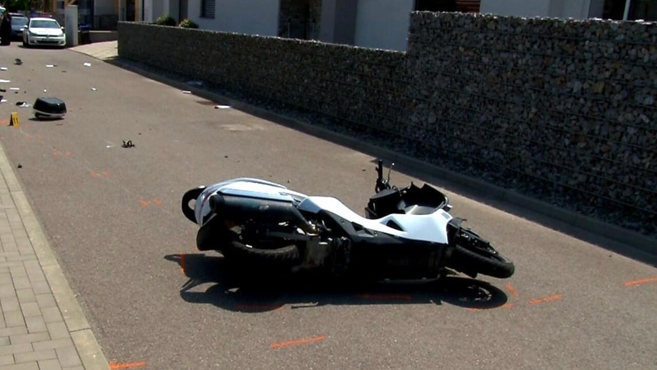 Jazda bez prilby sa mu stala osudnou. Motocyklista neprežil náraz do stĺpa