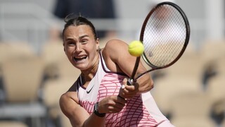 Roland Garros: Sabalenková postúpila, súperka jej nepodala ruku. Tsitsipas porazil Veselého
