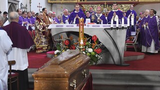 FOTO: V Košiciach pochovávajú emeritného arcibiskupa Alojza Tkáča. Rozlúčiť sa s ním prišli stovky veriacich