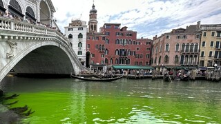 Záhadu zeleného kanála v Benátkach čiastočne vyriešili. Aktivisti sú v tom zrejme nevinne