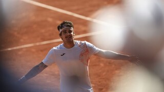 Roland Garros: Medvedev v päťsetovej bitke podľahol Brazílčanovi Seybothovi