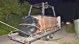 Teplovzdušný balón núdzovo pristál vo Veľkej Čiernej, poškodil elektrické vedenie