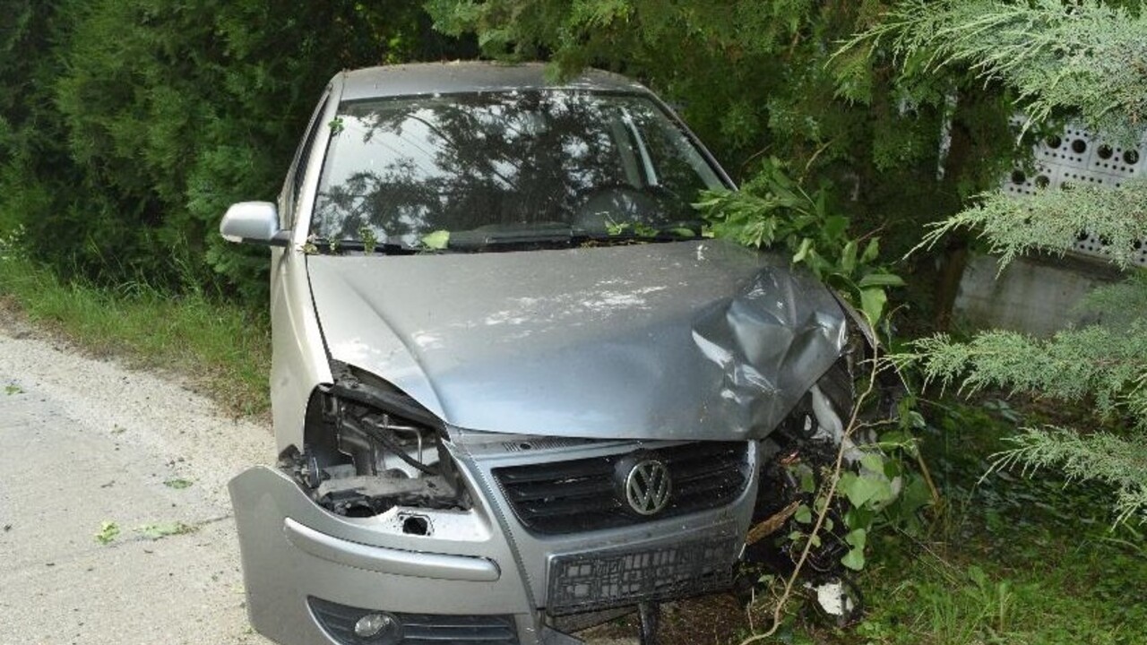 Zlý technický stav vozidla výrazne pomohol nehode na Devíne. Žena narazila do stromu a múru