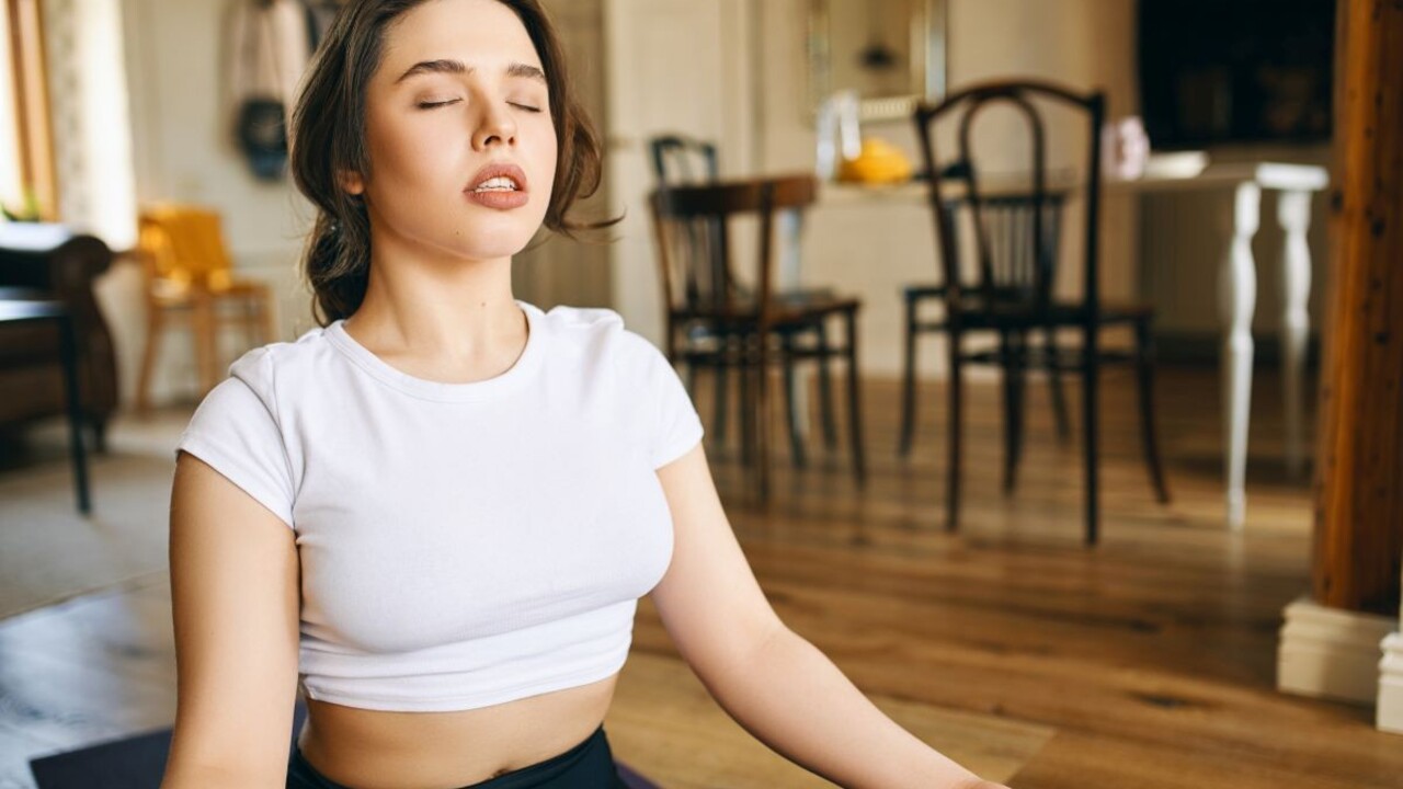 Ploché bruško za pár minút denne: Stačí sa len naučiť túto techniku dýchania