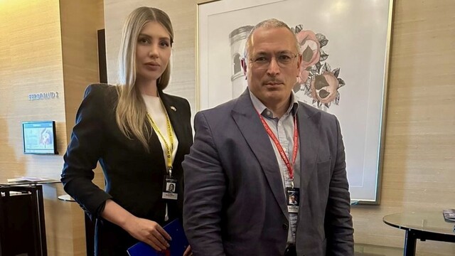 Redaktorka TA3 Andrea Simančíková a Michail Chodorkovskij