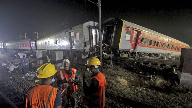 Stovky mŕtvych a zranených. Záchranné operácie na mieste železničného nešťastia v Indii sa skončili