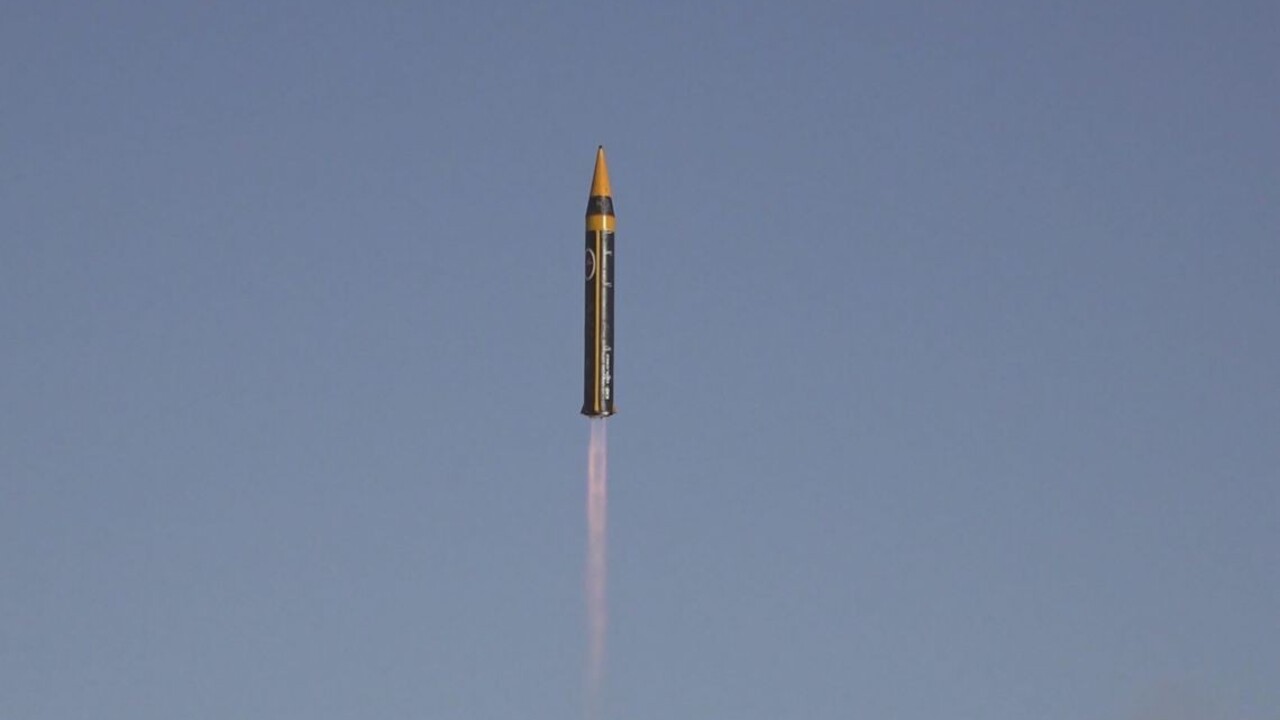 Obavy z raketového arzenálu Teheránu rastú. Irán predstavil svoju prvú hypersonickú strelu