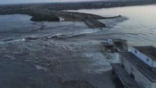 Kachovská vodná elektráreň je úplne zničená. Voda z priehrady uniká veľmi rýchlo, hovorí analytik