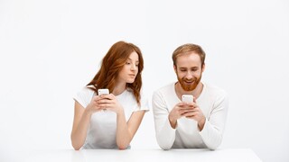 Do partnerovho mobilu pozerá každá tretia žena: Ak to urobíte, nedôvera vo vzťahu narastie