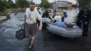 Voda z Kachovskej priehrady zaplavila vyše 1300 domov. Vyšetrujú sa príčiny pretrhnutia