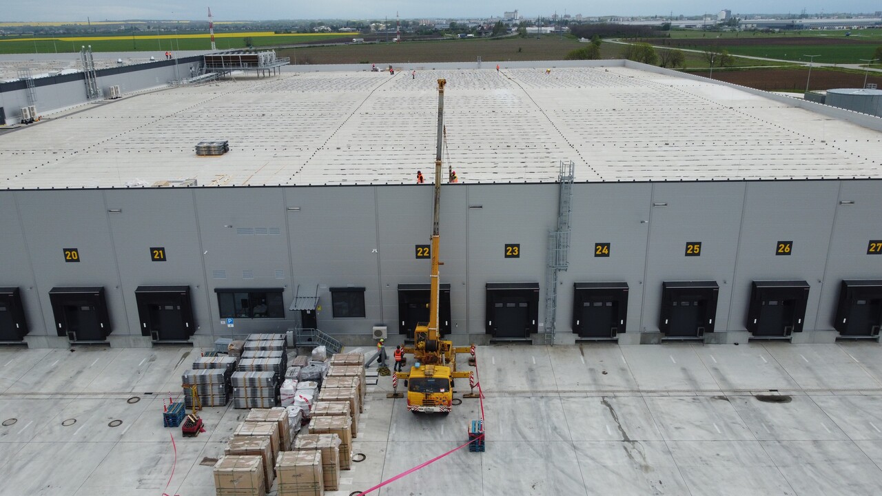 BILLA už začala s inštaláciou fotovoltických panelov na logistickom centre v Seredi