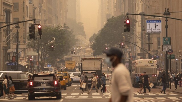 FOTO: Dym z lesných požiarov v Kanade ohrozuje aj obyvateľov New Yorku