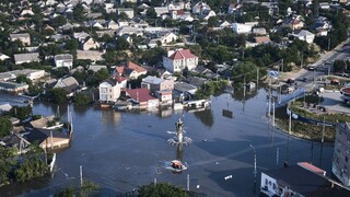 Bilancia rastie. Pri záplavách po pretrhnutí hrádze Kachovskej priehrady zomrelo najmenej 14 ľudí
