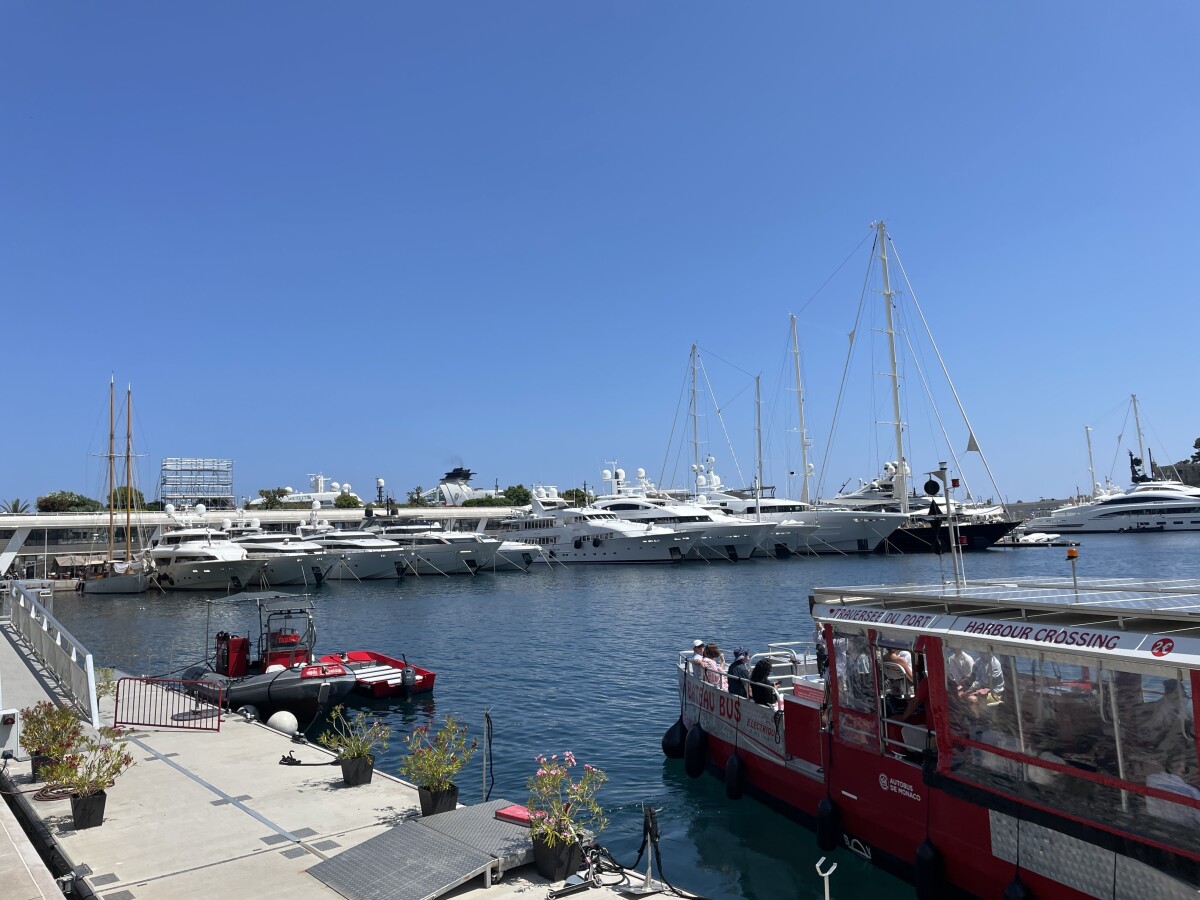 Monacký prístav s jachtami za milióny eur.