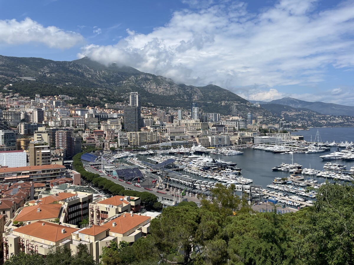Výhľad na Monako z vrchu, na ktorom stojí princov palác.